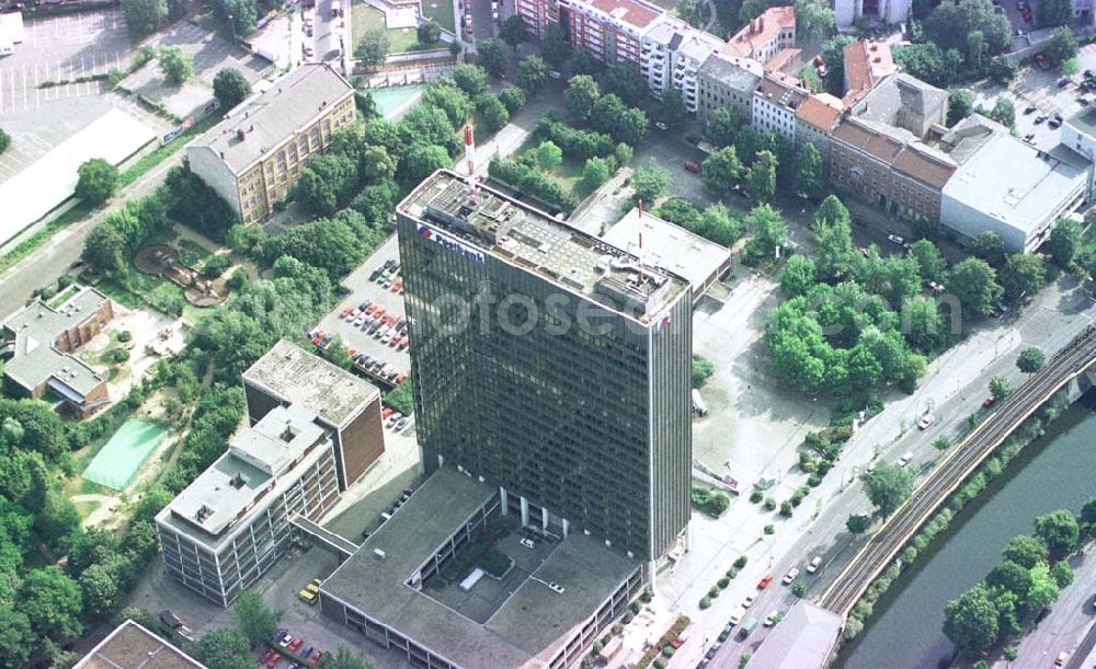 Berlin-Kreuzberg from above - Gebäude der Postbank am Halleschen Ufer in Berlin-Kreuzberg.