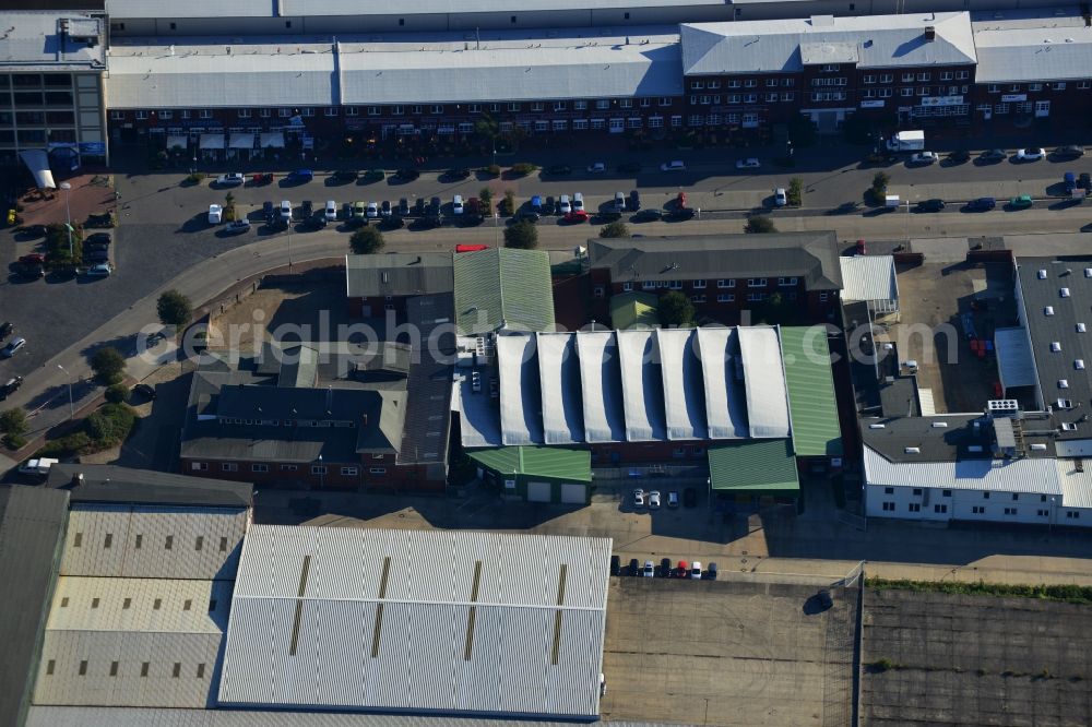 Cuxhaven from the bird's eye view: Buildings and production halls of DAHL HOFF Food on the road Neufeld in the fishing harbor in Cuxhaven in Lower Saxony