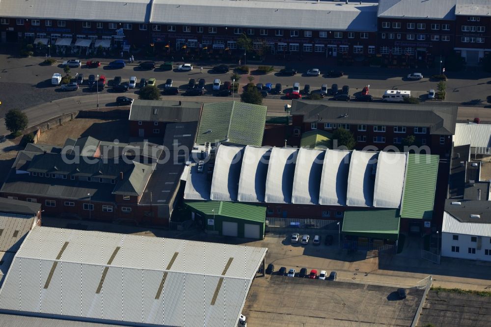 Cuxhaven from the bird's eye view: Buildings and production halls of DAHL HOFF Food on the road Neufeld in the fishing harbor in Cuxhaven in Lower Saxony