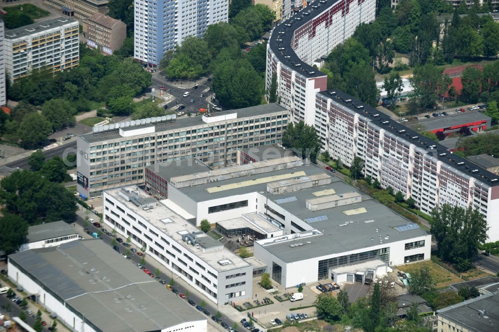 Berlin from the bird's eye view: Building and production halls of the company BUeHNENSERVICE BERLIN in Friedrichshain district in Berlin, Germany