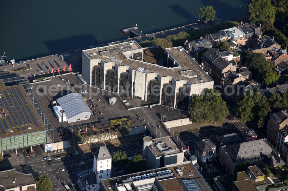 Mainz from the bird's eye view: Building of the City Hall on the River Rhine in Mainz in Rhineland-Palatinate. It was designed by Arne Jacobsen and Otto Weitling