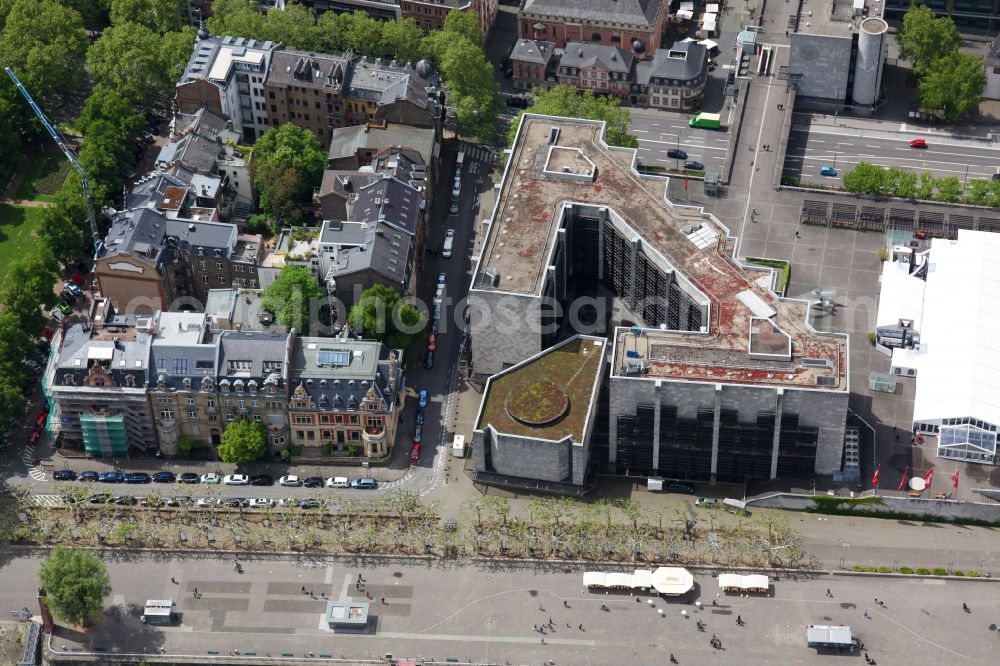 Aerial photograph Mainz - Building of the City Hall on the River Rhine in Mainz in Rhineland-Palatinate. It was designed by Arne Jacobsen and Otto Weitling