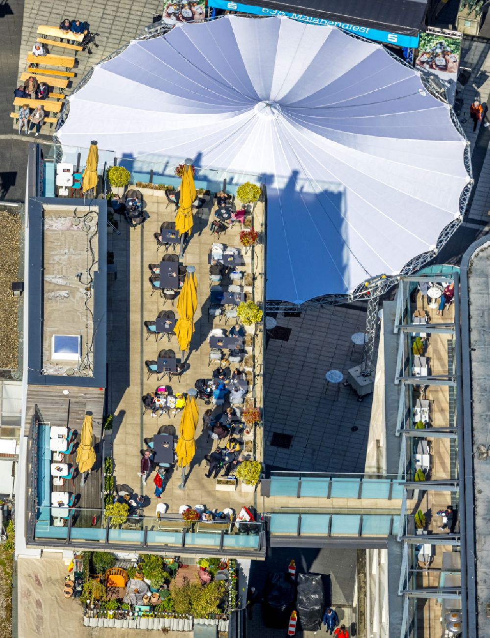 Bochum from the bird's eye view: Building of the restaurant Boulevardcafe Wiacker bei Baltz with tables, seats and sunshades on the roof on street Bongardstrasse in Bochum at Ruhrgebiet in the state North Rhine-Westphalia, Germany