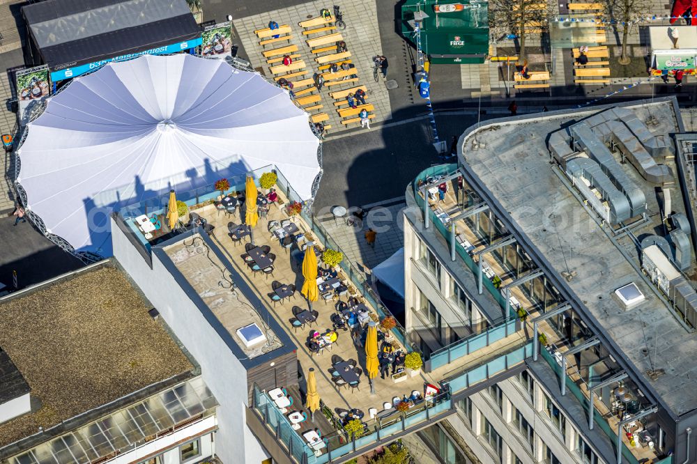 Aerial image Bochum - Building of the restaurant Boulevardcafe Wiacker bei Baltz with tables, seats and sunshades on the roof on street Bongardstrasse in Bochum at Ruhrgebiet in the state North Rhine-Westphalia, Germany