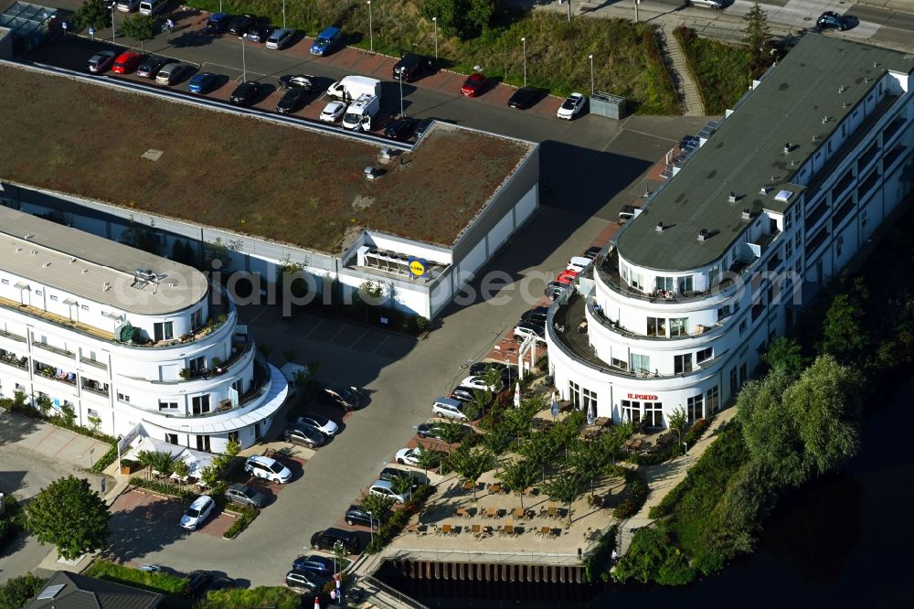 Aerial image Berlin - Building of the restaurant next to the Lidl - supermarket at the canal bank on Semmelweisstrasse - Am Bruchland - Wegedornstrasse in the district Altglienicke in Berlin, Germany