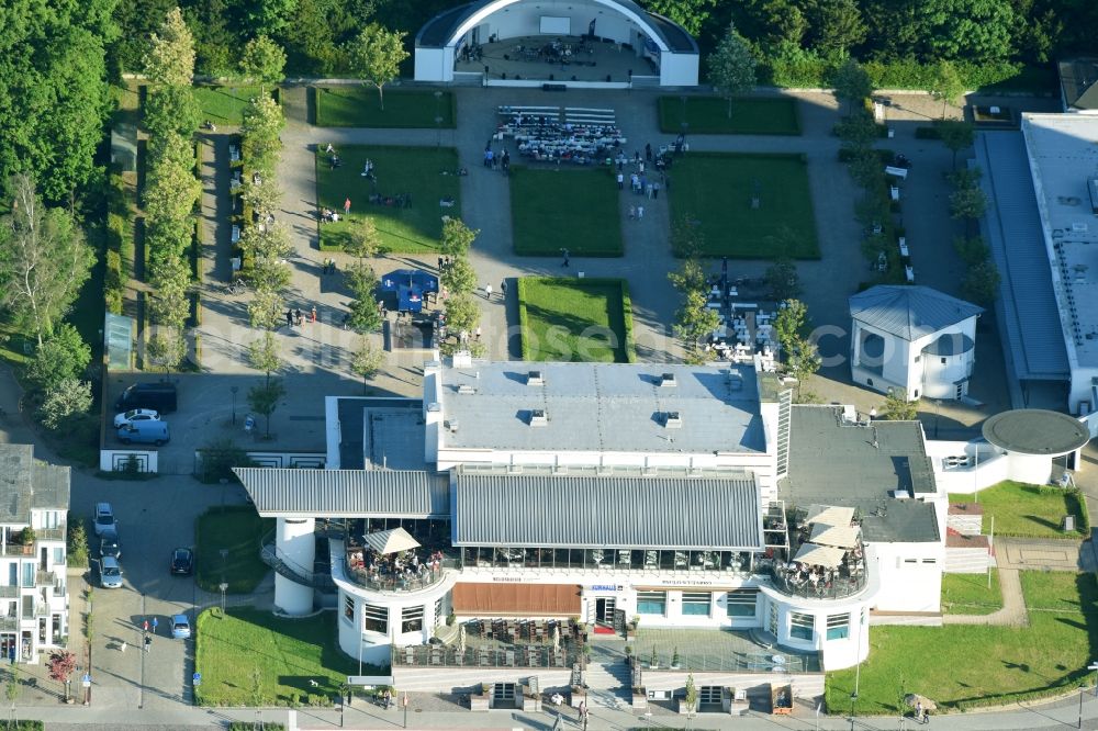 Aerial image Ortsamt 1 - Building of the restaurant health resort house Warnemuende with next health resort garden and concert mussel in Warnemuende in the federal state Mecklenburg-West Pomerania, Germany