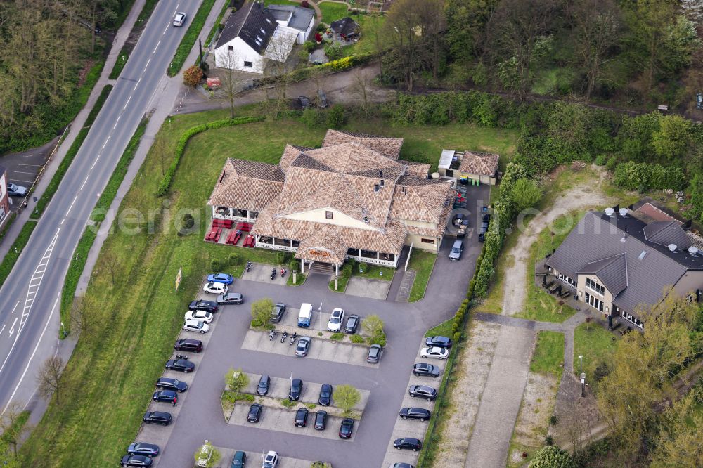 Aerial image Moers - Building of the restaurant Cafe del Sol on Rheinberger Strasse in Moers in the federal state of North Rhine-Westphalia, Germany