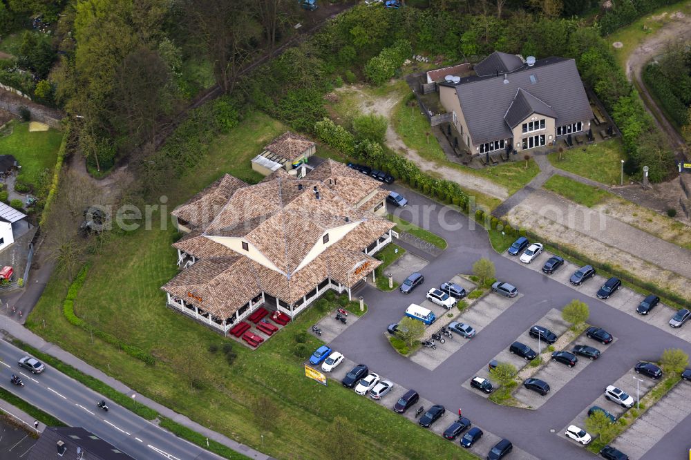 Aerial photograph Moers - Building of the restaurant Cafe del Sol on Rheinberger Strasse in Moers in the federal state of North Rhine-Westphalia, Germany