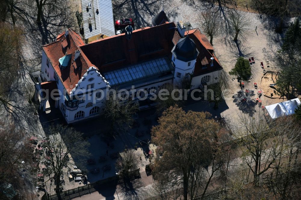 Berlin from the bird's eye view: Building of the hotel and restaurant Paulsborn on Grunewaldsee on Huettenweg in the district Grunewald in Berlin