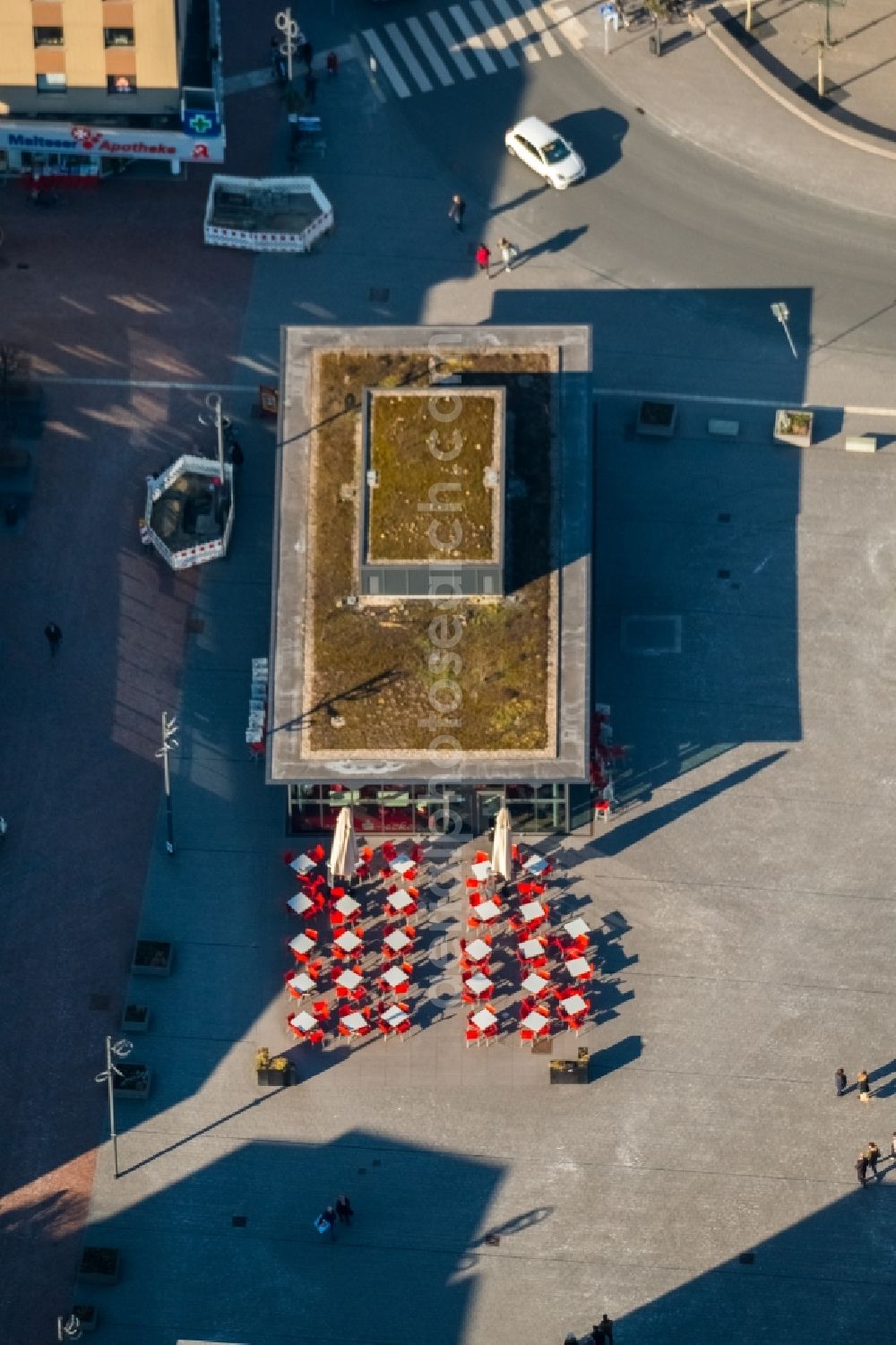 Dinslaken from the bird's eye view: Building of the restaurant Piazza Nuova on Neutorplatz in Dinslaken in the state North Rhine-Westphalia, Germany