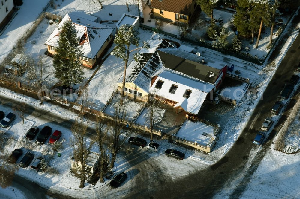 Rangsdorf from the bird's eye view: Building of the restaurant Pizzeria Corallo midst a winterly snowy residential area in Rangsdorf in the state Brandenburg