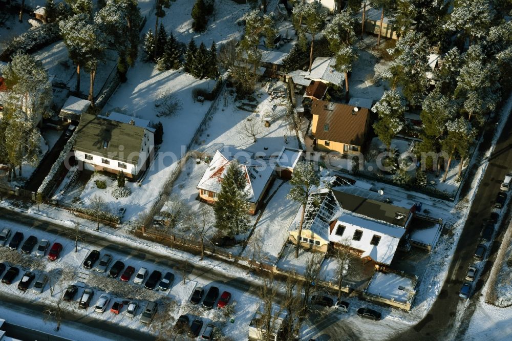 Rangsdorf from above - Building of the restaurant Pizzeria Corallo midst a winterly snowy residential area in Rangsdorf in the state Brandenburg