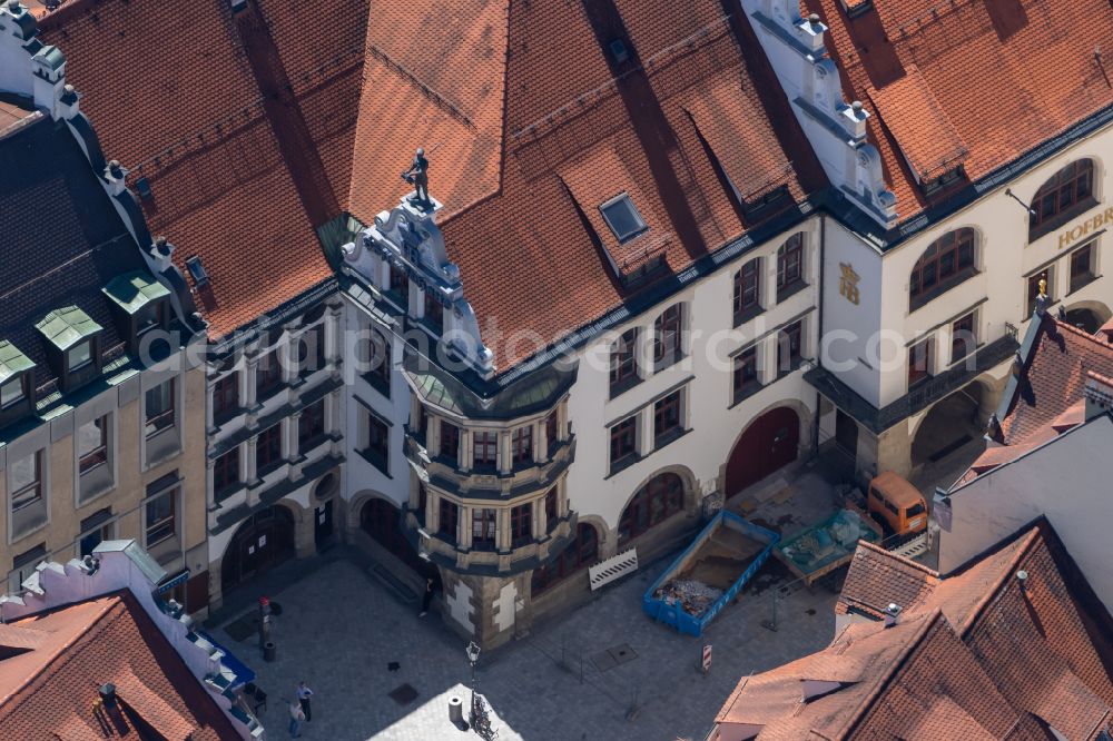 München from the bird's eye view: Building of the restaurant Sperger Gaststaettenbetrieb OHG Hofbraeuhaus in Munich in the state Bavaria, Germany