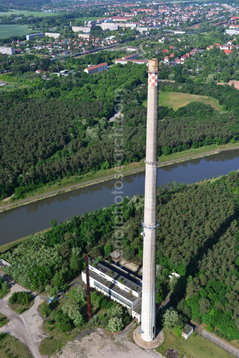 Genthin from the bird's eye view: Building remains of the ruins he old heating power plant tower and industrial chimney am Elbe-Havel-Kanal in Genthin in the state Saxony-Anhalt