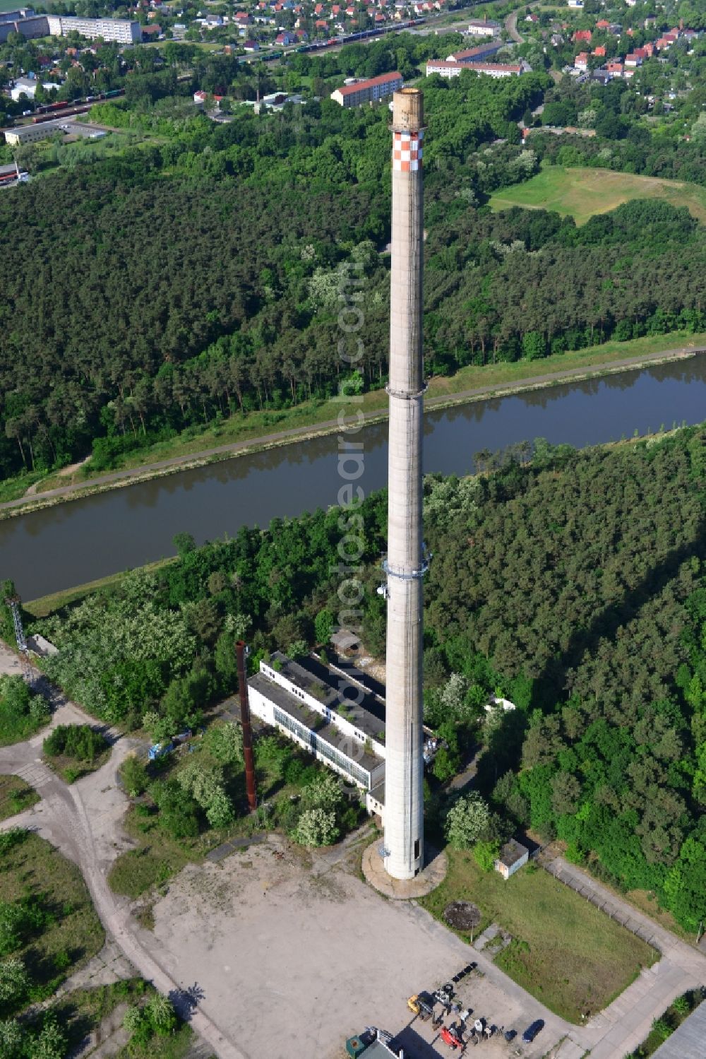 Aerial image Genthin - Building remains of the ruins he old heating power plant tower and industrial chimney am Elbe-Havel-Kanal in Genthin in the state Saxony-Anhalt