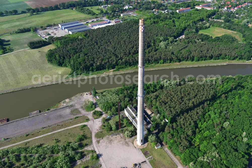 Aerial photograph Genthin - Building remains of the ruins he old heating power plant tower and industrial chimney am Elbe-Havel-Kanal in Genthin in the state Saxony-Anhalt