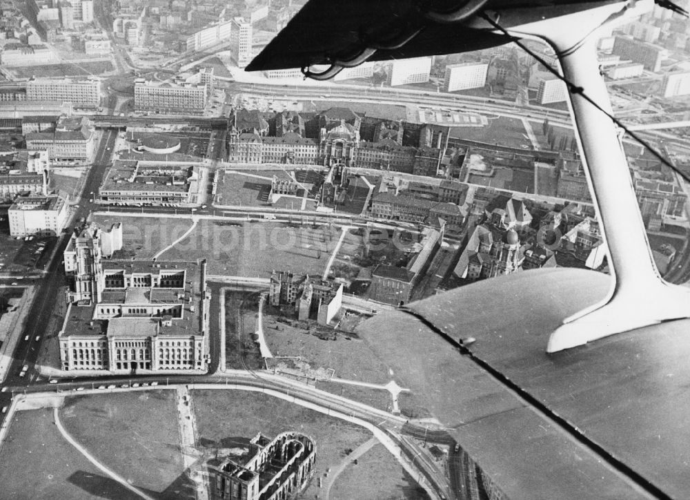 Aerial photograph Berlin Mitte - Building Red Town Hall and Ruinie the Nikolai Church in torn Nikolai District Downtown middle of downtown Berlin in Germany Berlin