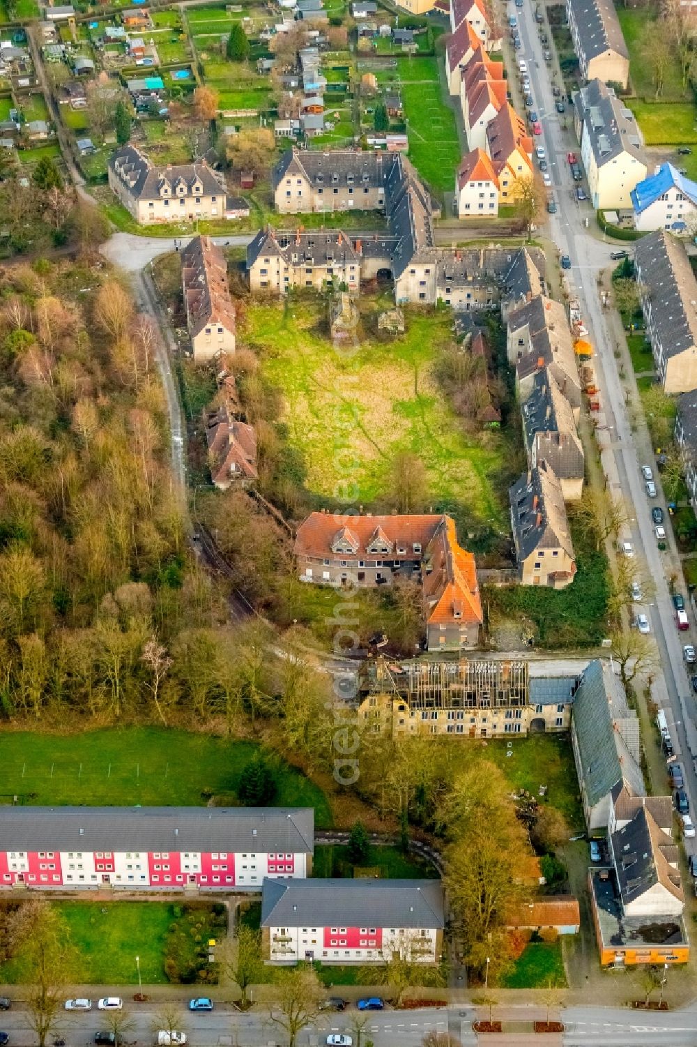 Aerial image Gladbeck - Ruin of vacant building of Erlenkrug on Erlenstrasse in Gladbeck in the state North Rhine-Westphalia, Germany