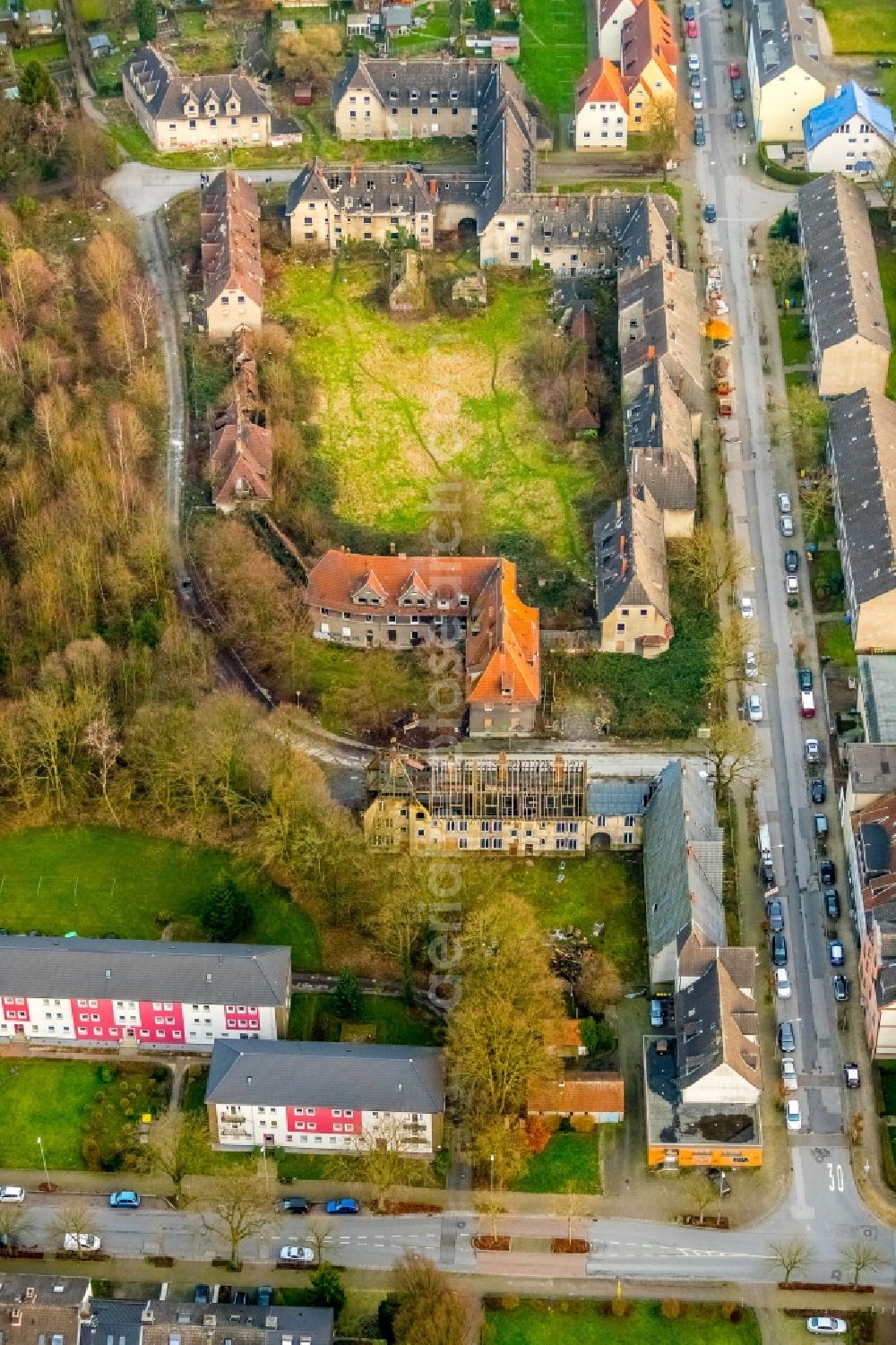 Aerial photograph Gladbeck - Ruin of vacant building of Erlenkrug on Erlenstrasse in Gladbeck in the state North Rhine-Westphalia, Germany