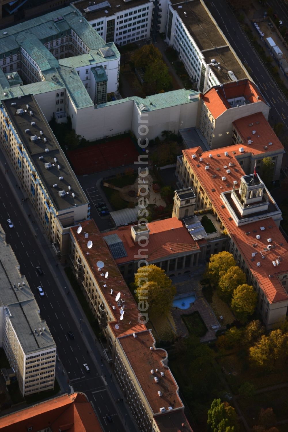 Berlin Mitte from the bird's eye view: Building of the Russian Embassy in Germany in the Unter den Linden in Berlin - Mitte