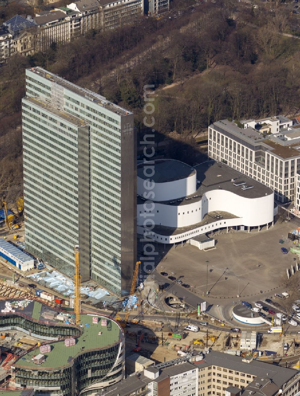 Düsseldorf from the bird's eye view: View of the building of the theater and of the high-rise Dreischeibenhaus in downtown Dusseldorf in North Rhine-Westphalia