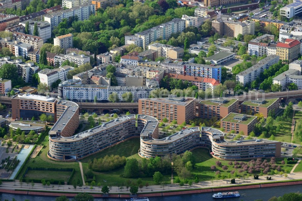 Berlin from above - Site snake-shaped apartment building in Berlin - Moabit