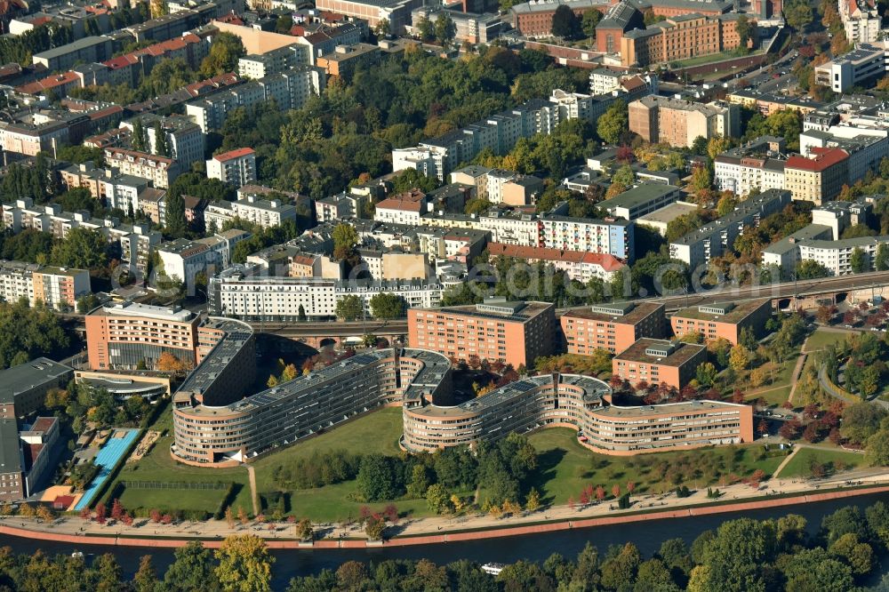 Aerial photograph Berlin - Site snake-shaped apartment building in Berlin - Moabit