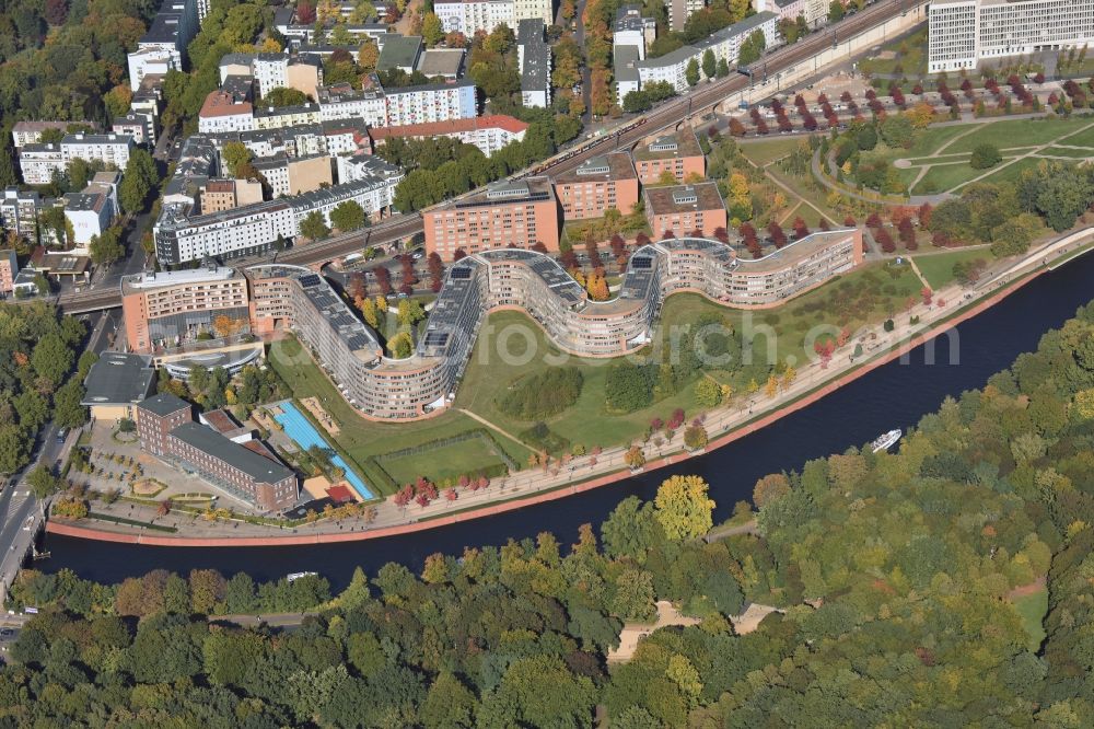 Berlin from above - Site snake-shaped apartment building in Berlin - Moabit