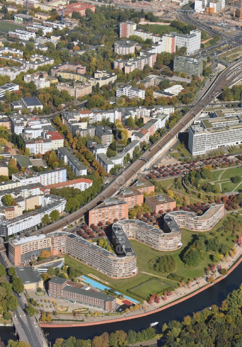 Aerial image Berlin - Site snake-shaped apartment building in Berlin - Moabit