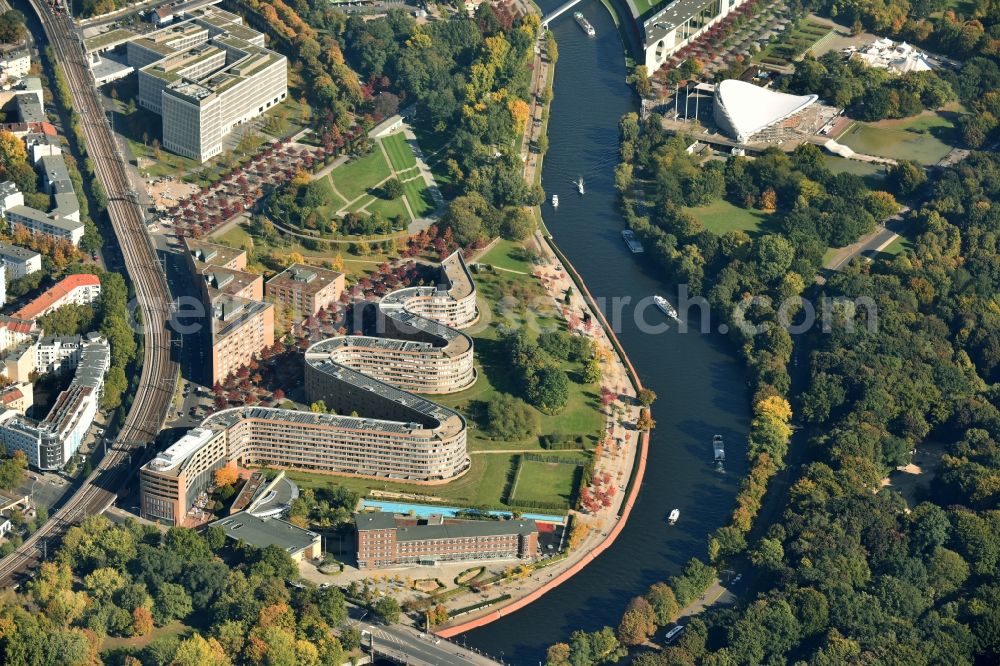 Berlin from above - Site snake-shaped apartment building in Berlin - Moabit