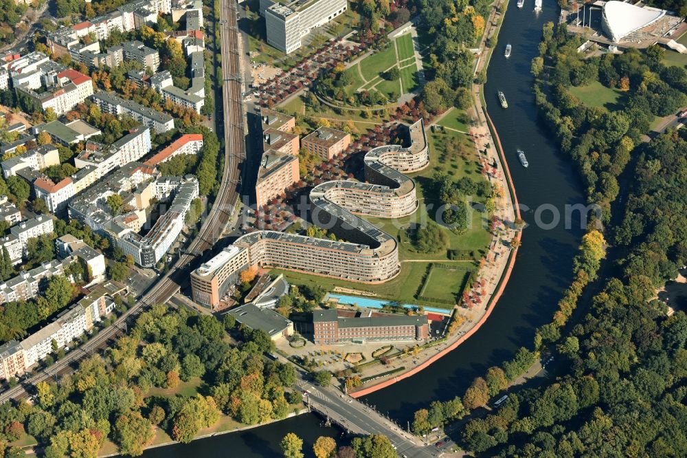 Aerial photograph Berlin - Site snake-shaped apartment building in Berlin - Moabit