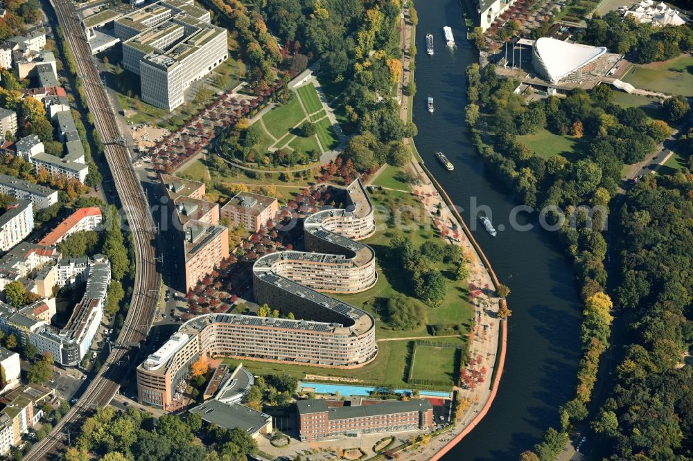 Berlin from above - Site snake-shaped apartment building in Berlin - Moabit