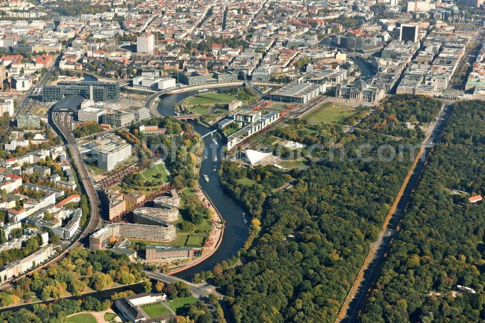 Aerial image Berlin - Site snake-shaped apartment building in Berlin - Moabit