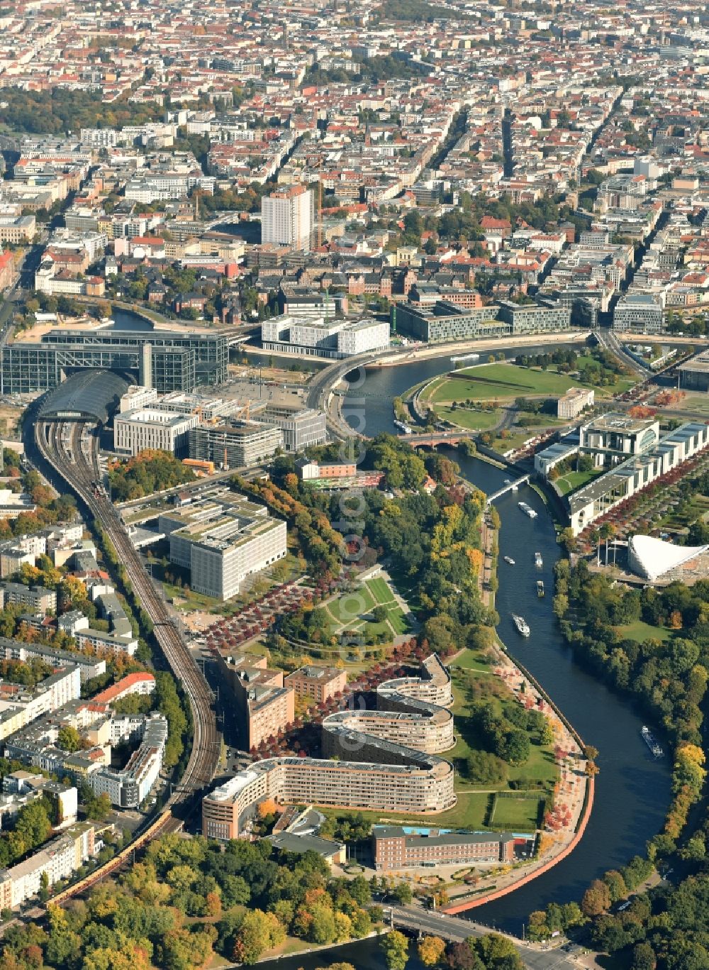 Aerial photograph Berlin - Site snake-shaped apartment building in Berlin - Moabit