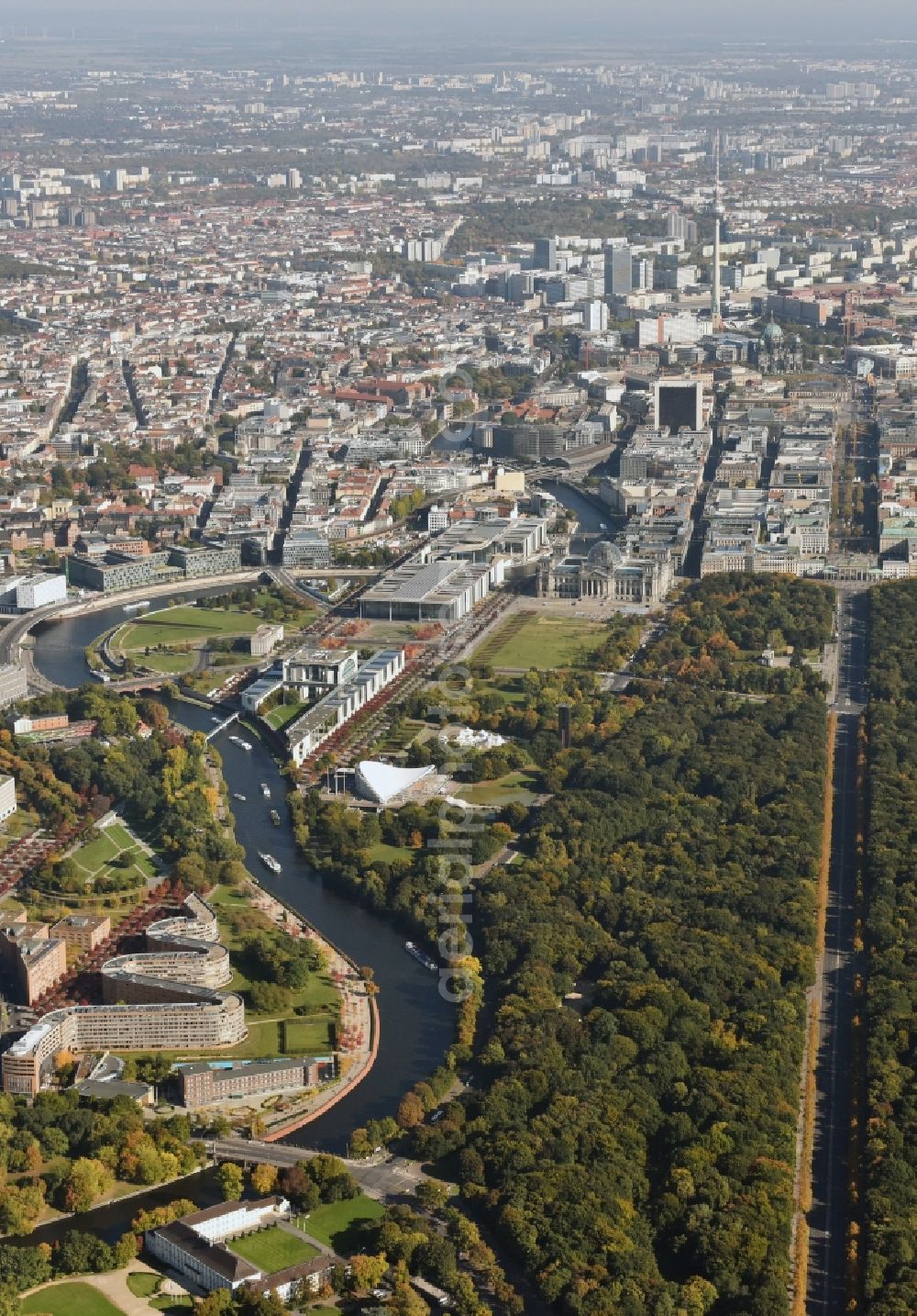 Berlin from above - Site snake-shaped apartment building in Berlin - Moabit