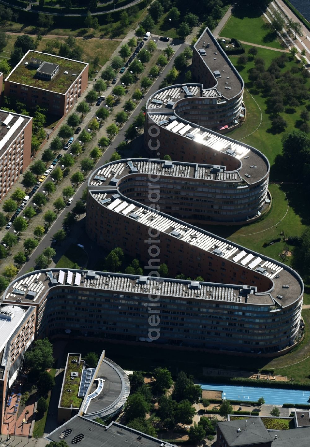 Aerial image Berlin - Site snake-shaped apartment building in Berlin - Moabit