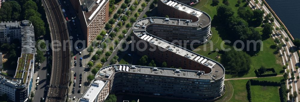 Aerial photograph Berlin - Site snake-shaped apartment building in Berlin - Moabit