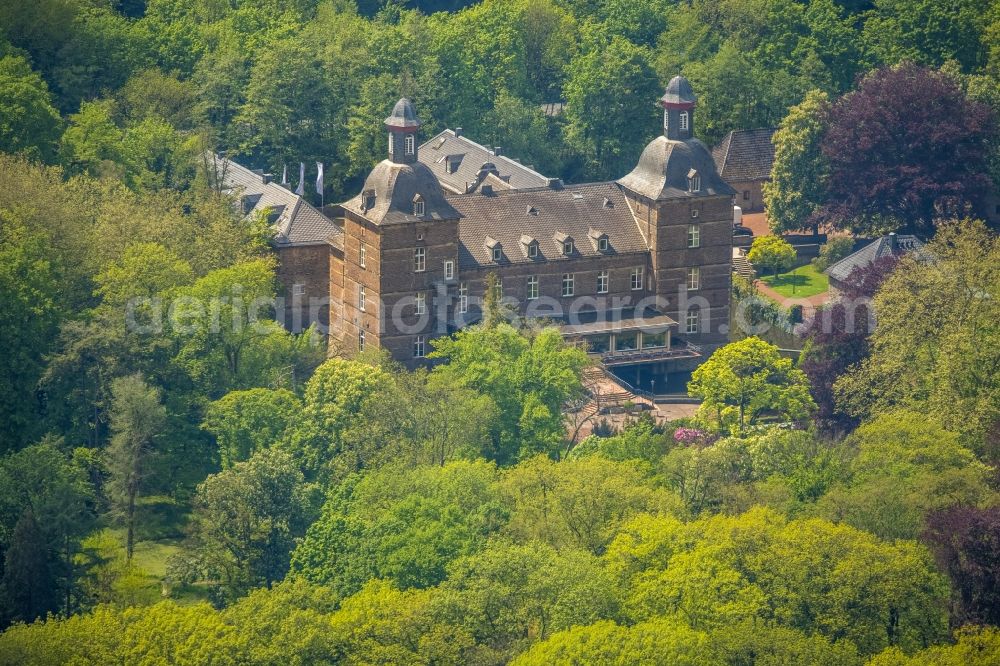 Aerial photograph Essen - Castle hotel building Hugenpoet on August-Thyssen-Strasse in the district Kettwig in Essen at Ruhrgebiet in the state North Rhine-Westphalia, Germany