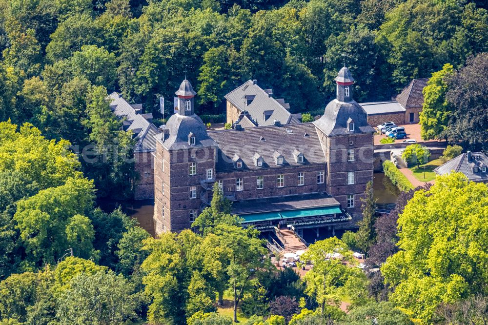 Aerial photograph Essen - Castle hotel building Hugenpoet on August-Thyssen-Strasse in the district Kettwig in Essen at Ruhrgebiet in the state North Rhine-Westphalia, Germany