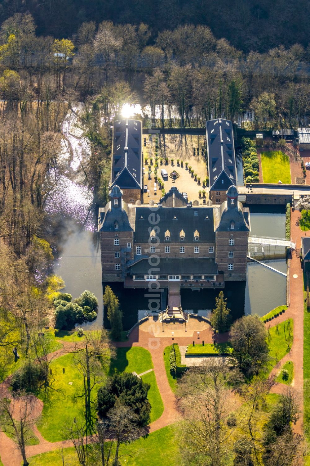 Essen from above - Castle hotel building Hugenpoet on August-Thyssen-Strasse in the district Kettwig in Essen at Ruhrgebiet in the state North Rhine-Westphalia, Germany