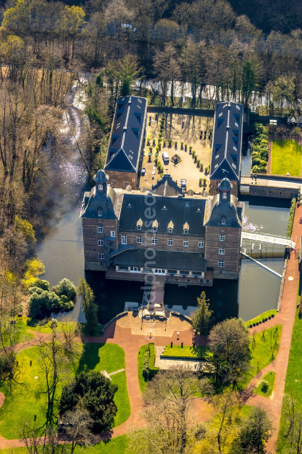 Essen from the bird's eye view: Castle hotel building Hugenpoet on August-Thyssen-Strasse in the district Kettwig in Essen at Ruhrgebiet in the state North Rhine-Westphalia, Germany