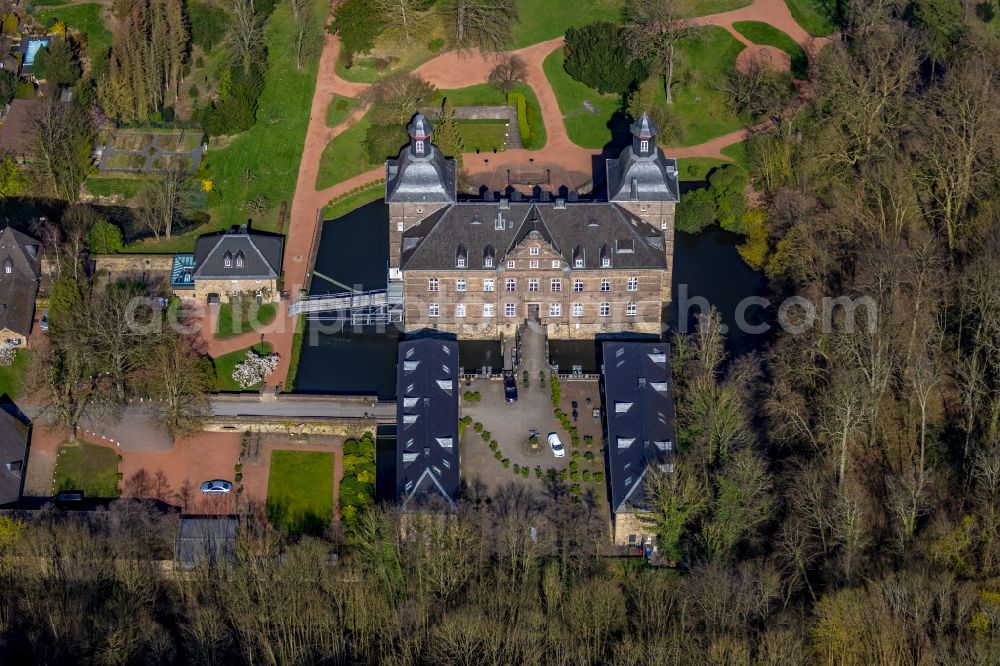 Aerial photograph Essen - Castle hotel building Hugenpoet on August-Thyssen-Strasse in the district Kettwig in Essen at Ruhrgebiet in the state North Rhine-Westphalia, Germany