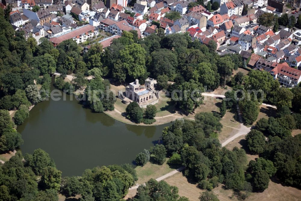 Wiesbaden from the bird's eye view: Building and Castle Park of the Moosburg in Wiesbaden in the state Hesse. The Mosburg (formerly Moosburg) is an artificial ruin at the edge of Mosburgweihers in Biebrich Palace Park in Wiesbaden