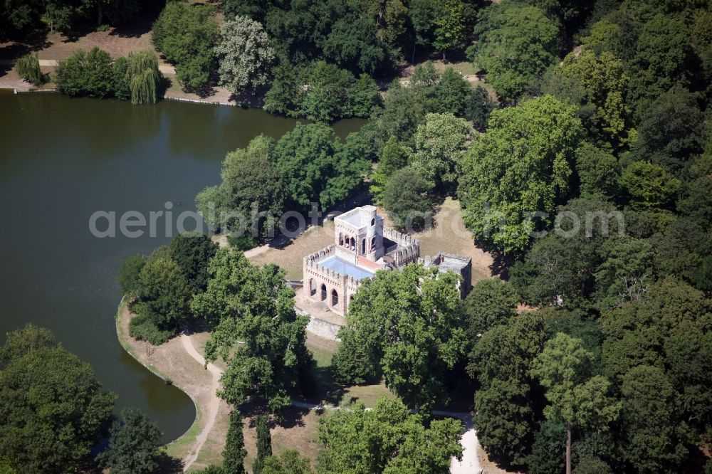 Aerial photograph Wiesbaden - Building and Castle Park of the Moosburg in Wiesbaden in the state Hesse. The Mosburg (formerly Moosburg) is an artificial ruin at the edge of Mosburgweihers in Biebrich Palace Park in Wiesbaden