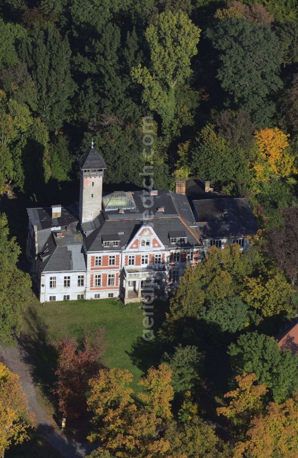 Aerial image Schulzendorf - Building and Castle Park Castle at Dorfstrasse in Schulzendorf in the state Brandenburg