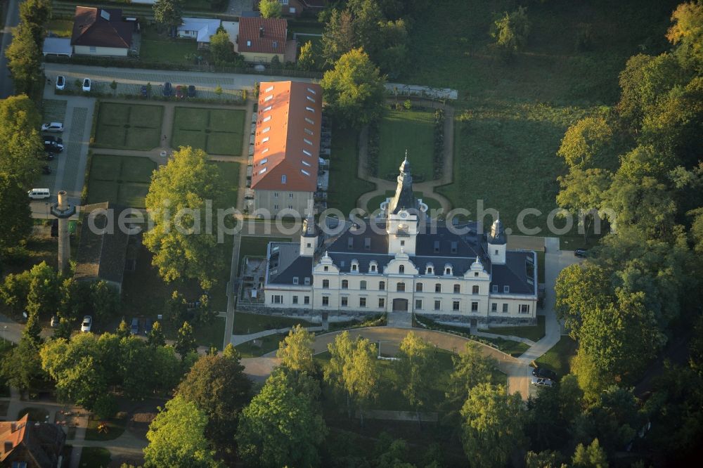 Aerial photograph Güterfelde - Building and Castle Park of the Castle Guetergotz in Gueterfelde in the state of Brandenburg