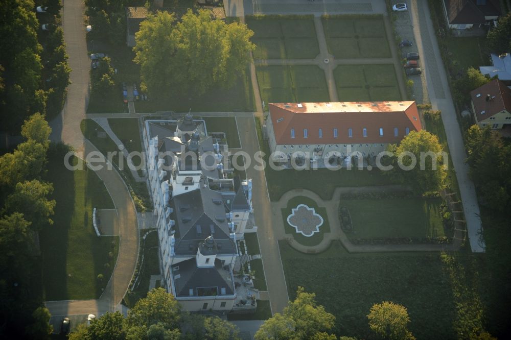 Güterfelde from the bird's eye view: Building and Castle Park of the Castle Guetergotz in Gueterfelde in the state of Brandenburg