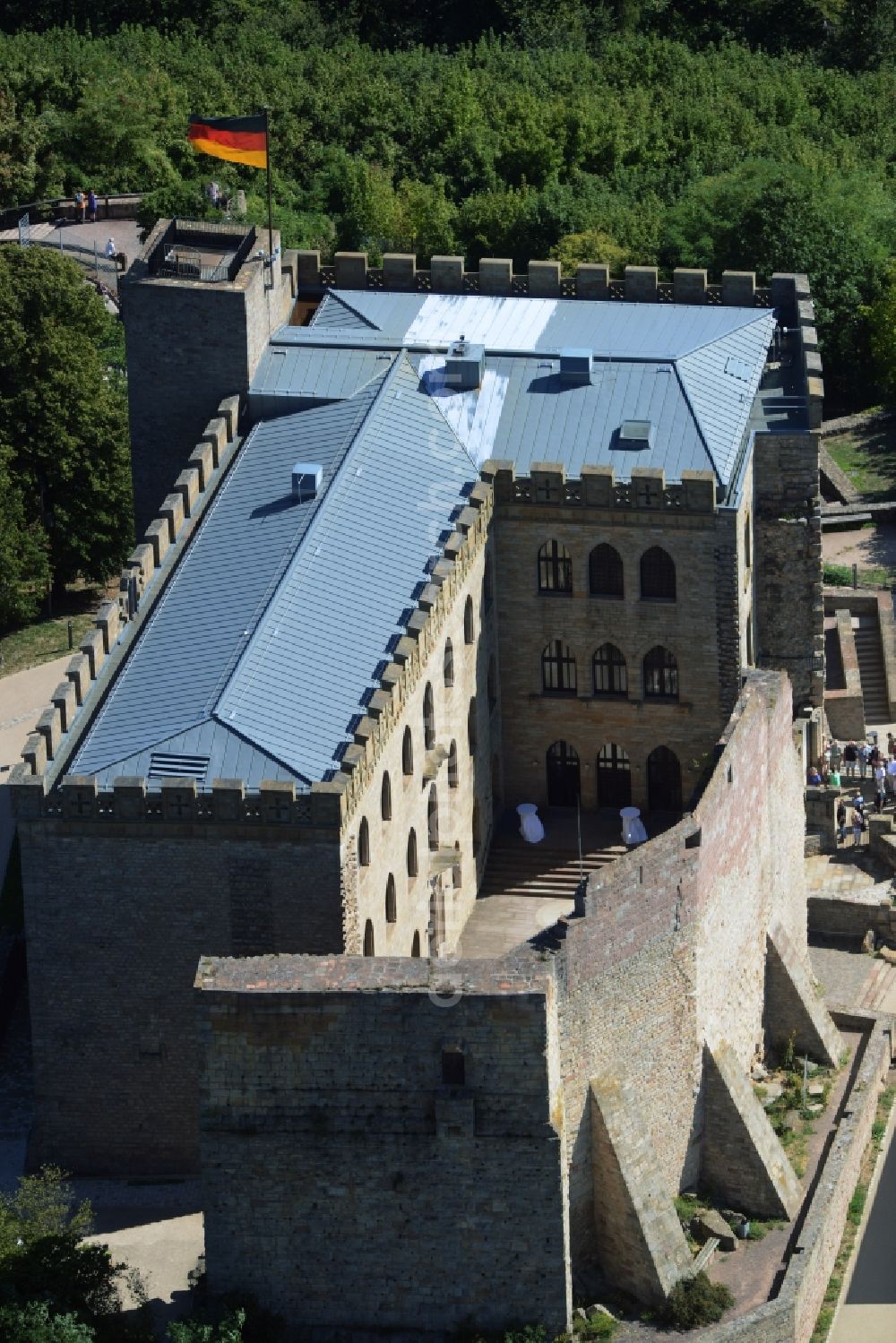 Aerial photograph Neustadt an der Weinstraße - Building and Castle Park Castle Das Hambacher Schloss in Neustadt an der Weinstrasse in the state Rhineland-Palatinate