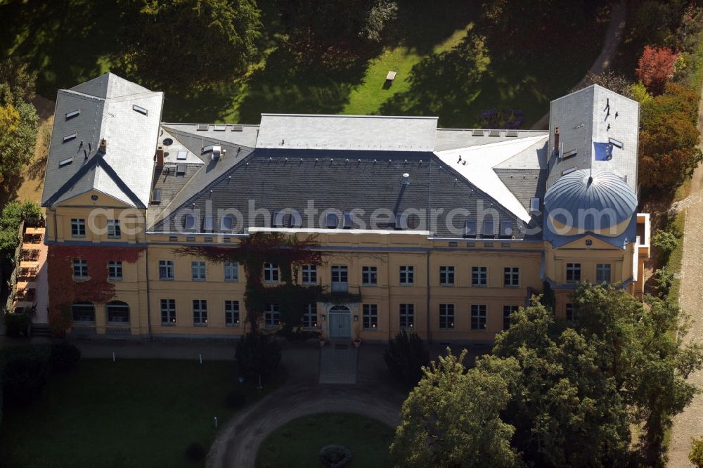 Kremmen from the bird's eye view: Building and Castle Park Castle Schloss Ziethen in Kremmen in the state Brandenburg