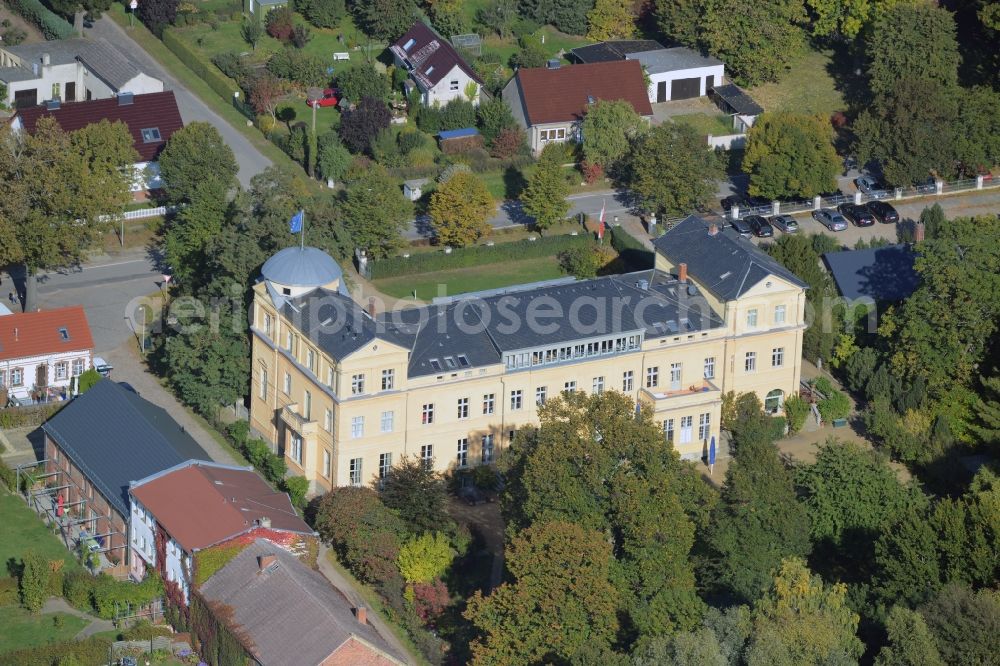 Aerial photograph Kremmen - Building and Castle Park Castle Schloss Ziethen in Kremmen in the state Brandenburg